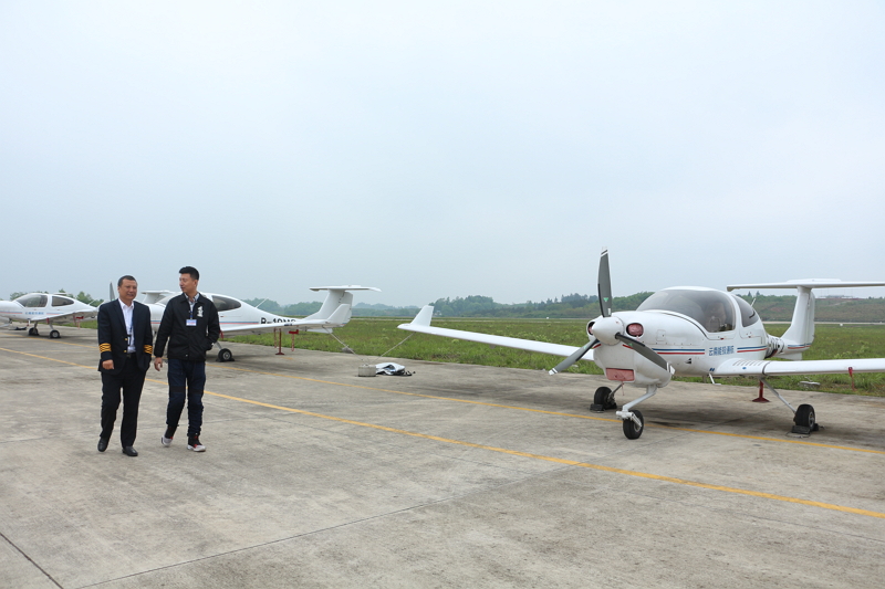 桂林航空與海南航空到云南能投通航公司黃平基地考察-云南能投居正產(chǎn)業(yè)投資有限公司
